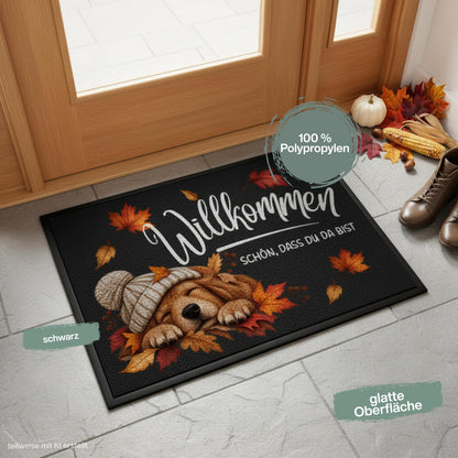 Herbst Fußmatte für Haustür und Eingang mit schlafendem Hund, Strickmütze und Spruch „Willkommen – Schön, dass du da bist“. Bedruckte Haustür Fußmatte mit buntem Herbstlaub in Orange, Rot und Gold als gemütliche Herbstdeko für den Eingangsbereich. Schmutzfangmatte aus 100 % Polypropylen mit rutschfestem Gummirand.Dekorative Eingangs Fußmatte und Willkommensmatte für Hundefreunde, passend als Fußmatte Herbst, Haustürmatte, Fußmatte Willkommen und Geschenk für Hundebesitzer oder zum Einzug.