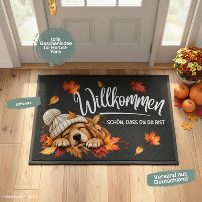 Herbst Fußmatte für Haustür und Eingang mit schlafendem Hund, Strickmütze und Spruch „Willkommen – Schön, dass du da bist“. Bedruckte Haustür Fußmatte mit buntem Herbstlaub in Orange, Rot und Gold als gemütliche Herbstdeko für den Eingangsbereich. Schmutzfangmatte aus 100 % Polypropylen mit rutschfestem Gummirand.Dekorative Eingangs Fußmatte und Willkommensmatte für Hundefreunde, passend als Fußmatte Herbst, Haustürmatte, Fußmatte Willkommen und Geschenk für Hundebesitzer oder zum Einzug.