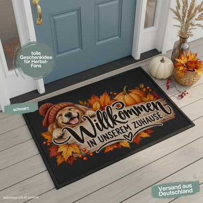 Herbst Fußmatte für Haustür und Eingang mit fröhlichem Hund, orangefarbener Strickmütze, Kürbis und buntem Herbstlaub sowie Spruch „Willkommen in unserem Zuhause“. Bedruckte Haustür Fußmatte als gemütliche Herbstdeko und Willkommensmatte für den Eingangsbereich. Schmutzfangmatte aus 100 % Polypropylen mit rutschfestem Gummirand. Dekorative Eingangs Fußmatte für Hundefreunde und Herbstfans, passend als Fußmatte Herbst Haustürmatte Fußmatte Willkommen und Geschenk für Hundebesitzer oder zum Einzug