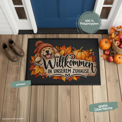 Herbst Fußmatte für Haustür und Eingang mit fröhlichem Hund, orangefarbener Strickmütze, Kürbis und buntem Herbstlaub sowie Spruch „Willkommen in unserem Zuhause“. Bedruckte Haustür Fußmatte als gemütliche Herbstdeko und Willkommensmatte für den Eingangsbereich. Schmutzfangmatte aus 100 % Polypropylen mit rutschfestem Gummirand. Dekorative Eingangs Fußmatte für Hundefreunde und Herbstfans, passend als Fußmatte Herbst Haustürmatte Fußmatte Willkommen und Geschenk für Hundebesitzer oder zum Einzug