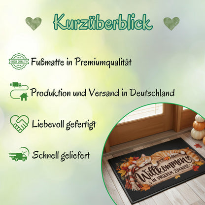 Herbst Fußmatte für Haustür und Eingang mit schlafender orangefarbener Katze, Kürbissen, kuscheligem Schal und buntem Herbstlaub sowie Spruch „Willkommen in unserem Zuhause“. Bedruckte Haustür Fußmatte als gemütliche Herbstdeko und Willkommensmatte für Katzenfreunde. Schmutzfangmatte aus 100 % Polypropylen mit rutschfestem Gummirand. Dekorative Eingangs Fußmatte passend als Fußmatte Herbst, Haustürmatte, Fußmatte Willkommen und Geschenk für Katzenliebhaber, Katzenbesitzer oder zum Einzug.