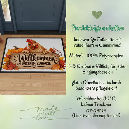 Herbst Fußmatte für Haustür und Eingang mit Huhn, orangefarbenem Kürbis, buntem Herbstlaub und rustikalem Holzschild mit Spruch „Willkommen in unserem Zuhause“. Bedruckte Haustür Fußmatte als gemütliche Herbstdeko und Willkommensmatte für Hühnerliebhaber und Fans des Landlebens. Schmutzfangmatte aus 100 % Polypropylen. Dekorative Eingangs Fußmatte passend als Fußmatte Herbst, Haustürmatte, Fußmatte Willkommen oder praktische Geschenkidee für Hühnerfans, Herbstfans und zum Einzug.