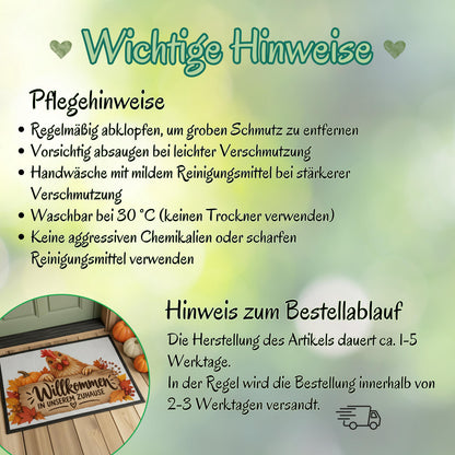 Herbst Fußmatte für Haustür und Eingang mit Huhn, orangefarbenem Kürbis, buntem Herbstlaub und rustikalem Holzschild mit Spruch „Willkommen in unserem Zuhause“. Bedruckte Haustür Fußmatte als gemütliche Herbstdeko und Willkommensmatte für Hühnerliebhaber und Fans des Landlebens. Schmutzfangmatte aus 100 % Polypropylen. Dekorative Eingangs Fußmatte passend als Fußmatte Herbst, Haustürmatte, Fußmatte Willkommen oder praktische Geschenkidee für Hühnerfans, Herbstfans und zum Einzug.