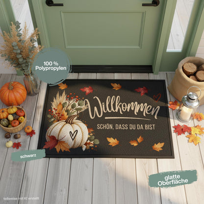 Herbst Fußmatte für Haustür und Eingang mit Schriftzug „Willkommen – Schön, dass du da bist“, großem weißem Kürbis, bunten Herbstblättern, Zweigen und Beeren. Bedruckte Fußmatte aus 100 % Polypropylen mit rutschfestem Gummirand, erhältlich in drei Größen. Herbst Fußmatte als dekorative Willkommensmatte, Haustürmatte und Schmutzfangmatte für einen gemütlichen Eingangsbereich. Fußmatte Herbst für Haustür, Wohnung oder Haus, passend zu Kürbisdeko, Herbstkranz und saisonaler Herbstdekoration.
