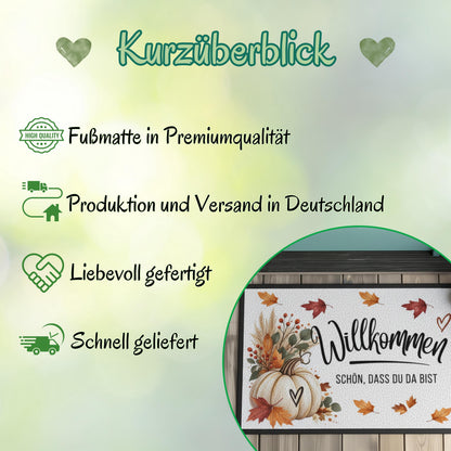 Herbst Fußmatte für Haustür und Eingang mit Schriftzug „Willkommen – Schön, dass du da bist“, großem weißem Kürbis, bunten Herbstblättern, Zweigen und Beeren. Bedruckte Fußmatte aus 100 % Polypropylen mit rutschfestem Gummirand, erhältlich in drei Größen. Herbst Fußmatte als dekorative Willkommensmatte, Haustürmatte und Schmutzfangmatte für einen gemütlichen Eingangsbereich. Fußmatte Herbst für Haustür, Wohnung oder Haus, passend zu Kürbisdeko, Herbstkranz und saisonaler Herbstdekoration.