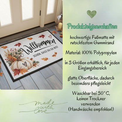 Herbst Fußmatte für Haustür und Eingang mit Schriftzug „Willkommen – Schön, dass du da bist“, großem weißem Kürbis, bunten Herbstblättern, Zweigen und Beeren. Bedruckte Fußmatte aus 100 % Polypropylen mit rutschfestem Gummirand, erhältlich in drei Größen. Herbst Fußmatte als dekorative Willkommensmatte, Haustürmatte und Schmutzfangmatte für einen gemütlichen Eingangsbereich. Fußmatte Herbst für Haustür, Wohnung oder Haus, passend zu Kürbisdeko, Herbstkranz und saisonaler Herbstdekoration.