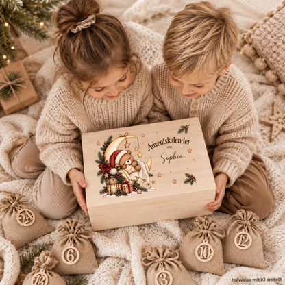 Adventskalender zum Befüllen für Kinder als personalisierte Holzkiste mit Teddy, Mond, Sternen und Wunschnamen. Das komplette Adventskalender-Set enthält die Adventskiste aus Holz, 24 Jutesäckchen und 24 Holzzahlen von 1 bis 24 zum individuellen Selbstbefüllen. Personalisierter Adventskalender, Adventskalender Beutel, Adventskalender Box, Adventskiste Kinder und Weihnachtskalender mit Namen als wiederverwendbare Weihnachtsdeko für eine gemütliche und persönliche Adventszeit. Maße: ca. 29,4 × 19,4 × 13,2 cm.