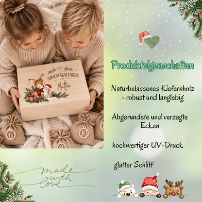 Infografik „Produkteigenschaften“ zum personalisierten Reh-Hase-Adventskalender aus Holz. Links halten zwei Kinder in beigen Strickpullovern eine Holzkiste mit Reh und Hasen und Wunschnamen; daneben liegen nummerierte Jutesäckchen. Rechts nennt die hellgrüne Grafik naturbelassenes Kiefernholz, robuste und langlebige Ausführung, abgerundete Ecken, hochwertigen UV-Druck und glatten Schliff. Tannenzweige, Herzen, Schneeflocken sowie Weihnachtsfiguren rahmen die Übersicht; unten steht „Made with Love“.