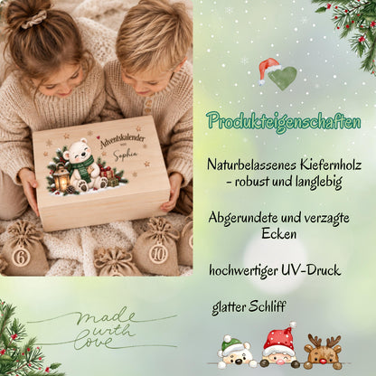 Infografik „Produkteigenschaften“ zum personalisierten Eisbär-Adventskalender aus Holz. Links halten zwei Kinder in beigen Strickpullovern eine Holzkiste mit weihnachtlichem Eisbär und Wunschnamen; daneben liegen nummerierte Jutesäckchen. Rechts nennt die hellgrüne Grafik naturbelassenes Kiefernholz, robuste und langlebige Ausführung, abgerundete Ecken, hochwertigen UV-Druck und glatten Schliff. Tannenzweige, Herzen, Schneeflocken sowie Weihnachtsfiguren rahmen die Übersicht; unten steht „Made with Love“.