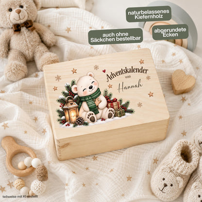 Adventskiste personalisiert mit Namen und winterlichem Eisbär als wiederverwendbarer Adventskalender für Kinder. Der Adventskalender aus Holz kann als einzelne personalisierte Holzkiste oder als komplettes Set mit 24 Jutebeuteln und 24 Holzzahlen bestellt werden. Adventskalender Holz, Adventskalender Kiste, Adventskalender zum Befüllen, Weihnachtskalender mit Namen und Eisbär Adventskalender für Kinder – jedes Jahr individuell befüllbar und als persönliche Weihnachtstradition wiederverwendbar. UV-Druck.