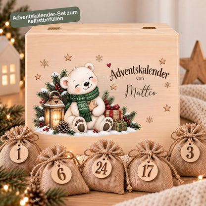 Adventskalender zum Befüllen für Kinder als personalisierte Holzkiste mit niedlichem Eisbär und Wunschnamen. Das komplette Adventskalender-Set enthält eine Adventskiste aus Holz sowie 24 Jutesäckchen und 24 Holzzahlen von 1 bis 24 zum Selbstbefüllen. Personalisierter Adventskalender, Adventskalender Beutel, Adventskalender Box, Adventskiste Kinder und Weihnachtskalender mit Namen als wiederverwendbarer Adventskalender für kleine Überraschungen während der gesamten Weihnachtszeit. Aus Kiefernholz.