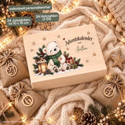 Adventskalender zum Befüllen für Kinder als personalisierte Holzkiste mit niedlichem Eisbär und Wunschnamen. Das komplette Adventskalender-Set enthält eine Adventskiste aus Holz sowie 24 Jutesäckchen und 24 Holzzahlen von 1 bis 24 zum Selbstbefüllen. Personalisierter Adventskalender, Adventskalender Beutel, Adventskalender Box, Adventskiste Kinder und Weihnachtskalender mit Namen als wiederverwendbarer Adventskalender für kleine Überraschungen während der gesamten Weihnachtszeit. Aus Kiefernholz.