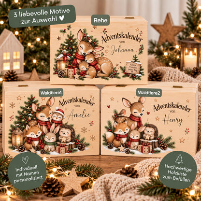 Personalisierter Adventskalender aus Holz für Kinder mit drei winterlichen Waldtier-Motiven zur Auswahl und individuellem Wunschnamen. Die Designs zeigen eine Rehfamilie sowie liebevolle Waldtiere mit Reh, Fuchs, Hase und Igel. Die Adventskiste ist einzeln oder als Adventskalender zum Befüllen mit 24 Jutesäckchen und Holzzahlen erhältlich. Wiederverwendbarer Adventskalender personalisiert, Adventskalender Holz, Adventskalender Kiste, Adventskiste personalisiert und Weihnachtskalender für Kinder.