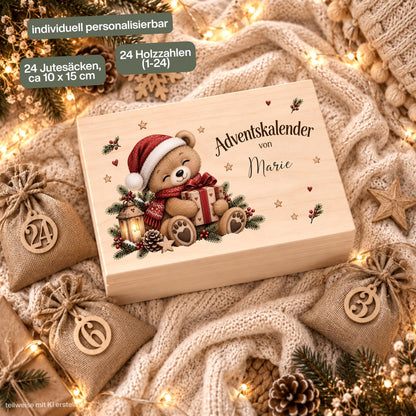 Adventskalender zum Befüllen für Kinder als personalisierte Holzkiste mit Weihnachts-Teddy und individuellem Wunschnamen. Das komplette Adventskalender-Set enthält eine Adventskiste aus Holz sowie 24 Jutesäckchen und 24 Holzzahlen von 1 bis 24 zum Selbstbefüllen. Personalisierter Adventskalender, Adventskalender Beutel, Adventskalender Box, Adventskiste Kinder und Weihnachtskalender mit Namen als wiederverwendbarer Adventskalender für Süßigkeiten, kleine Geschenke und persönliche Überraschungen.