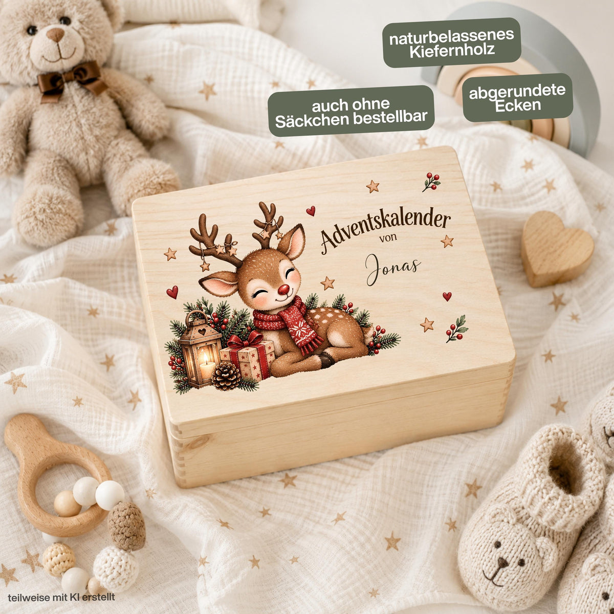 Adventskiste personalisiert mit Namen und süßem Rentier als wiederverwendbarer Adventskalender für Kinder. Der Adventskalender aus Holz kann als einzelne personalisierte Holzkiste oder als komplettes Set mit 24 Jutebeuteln und 24 Holzzahlen bestellt werden. Adventskalender Holz, Adventskalender Kiste, Adventskalender zum Befüllen, Weihnachtskalender mit Namen und Rentier Adventskalender für Kinder – jedes Jahr neu befüllbar und als persönliche Weihnachtstradition wiederverwendbar.