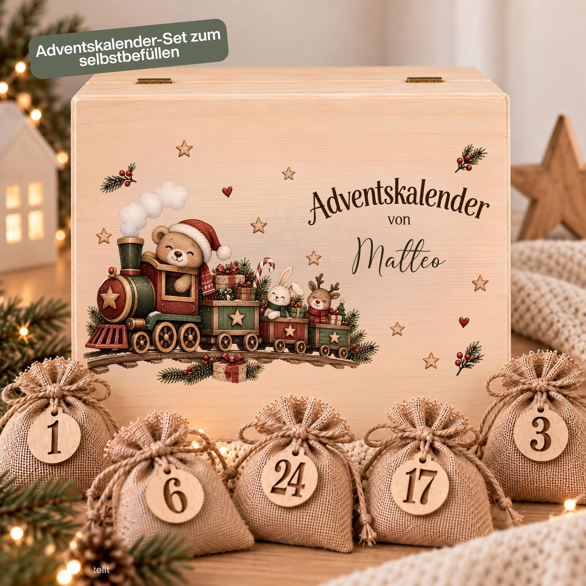 Personalisierter Adventskalender aus Holz für Kinder mit weihnachtlichem Zug, kleinen Tierfreunden und Wunschnamen Anton. Der Weihnachtszug mit Bär, Häschen und Rentier schmückt die personalisierte Adventskiste, die einzeln oder als Adventskalender zum Befüllen mit 24 Jutesäckchen und Holzzahlen erhältlich ist. Wiederverwendbarer Adventskalender personalisiert mit Namen, Adventskalender Holz, Adventskalender Kiste, Adventskiste personalisiert und Weihnachtskalender für Kinder mit Zug-Motiv.