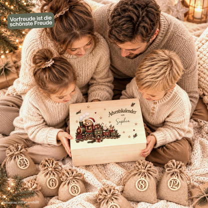 Adventskalender zum Befüllen für Kinder als personalisierte Holzkiste mit Weihnachtszug und individuellem Wunschnamen. Das komplette Adventskalender-Set enthält eine Adventskiste aus Holz sowie 24 Jutesäckchen und 24 Holzzahlen von 1 bis 24 zum Selbstbefüllen. Personalisierter Adventskalender, Adventskalender Beutel, Adventskalender Box, Adventskiste Kinder und Weihnachtskalender mit Namen als wiederverwendbarer Adventskalender für Süßigkeiten, kleine Geschenke und persönliche Überraschungen.