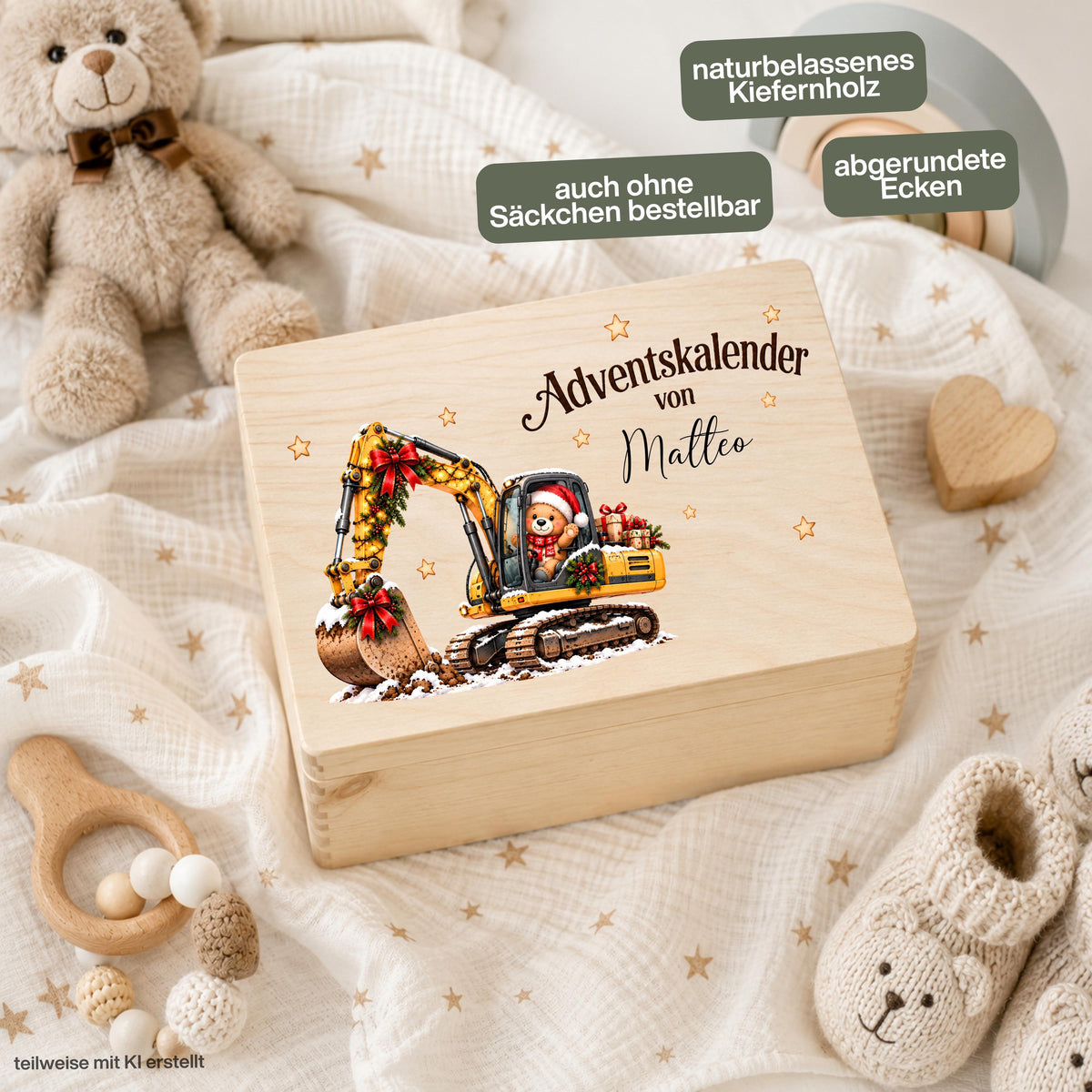 Adventskiste personalisiert mit Namen und festlichem Bagger als wiederverwendbarer Adventskalender für Kinder. Das Weihnachtsmotiv zeigt einen Bagger mit Lichtern, Schleifen, Geschenken und kleinem Teddy als Fahrer. Der Adventskalender aus Holz ist als personalisierte Holzkiste oder als Set mit 24 Jutebeuteln und Holzzahlen erhältlich. Adventskalender Holz, Adventskalender Kiste, Adventskalender zum Befüllen, Weihnachtskalender mit Namen und Bagger Adventskalender für Kinder