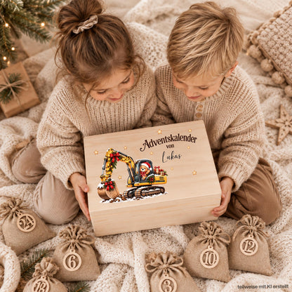 Adventskiste personalisiert mit Namen und festlichem Bagger als wiederverwendbarer Adventskalender für Kinder. Das Weihnachtsmotiv zeigt einen Bagger mit Lichtern, Schleifen, Geschenken und kleinem Teddy als Fahrer. Der Adventskalender aus Holz ist als personalisierte Holzkiste oder als Set mit 24 Jutebeuteln und Holzzahlen erhältlich. Adventskalender Holz, Adventskalender Kiste, Adventskalender zum Befüllen, Weihnachtskalender mit Namen und Bagger Adventskalender für Kinder