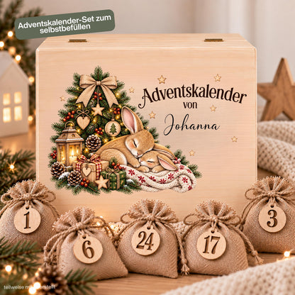 Personalisierter Adventskalender aus Holz für Kinder mit zwei kuschelnden Häschen, Weihnachtsbaum und individuellem Wunschnamen Sophia. Die Adventskiste ist einzeln oder als Adventskalender zum Befüllen mit 24 Jutesäckchen und Holzzahlen erhältlich. Wiederverwendbarer Adventskalender personalisiert mit Namen, Adventskalender Holz, Adventskalender Kiste, Adventskiste personalisiert und Weihnachtskalender für Kinder mit Hasen-Motiv – eine liebevolle Adventskalender Box für 24 kleine Überraschungen