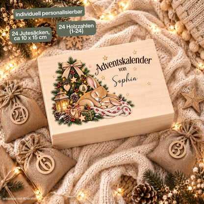 Personalisierter Adventskalender aus Holz für Kinder mit zwei kuschelnden Häschen, Weihnachtsbaum und individuellem Wunschnamen Sophia. Die Adventskiste ist einzeln oder als Adventskalender zum Befüllen mit 24 Jutesäckchen und Holzzahlen erhältlich. Wiederverwendbarer Adventskalender personalisiert mit Namen, Adventskalender Holz, Adventskalender Kiste, Adventskiste personalisiert und Weihnachtskalender für Kinder mit Hasen-Motiv – eine liebevolle Adventskalender Box für 24 kleine Überraschungen