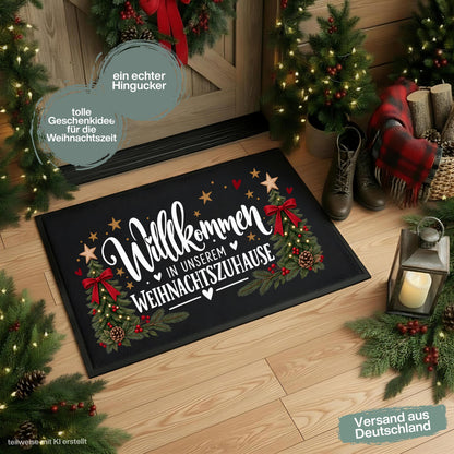 Weihnachtliche Fußmatte Weihnachten mit dem Spruch „Willkommen in unserem Weihnachtszuhause“, zwei geschmückten Tannenbäumen, roten Schleifen, Tannenzweigen und Herzen. Die bedruckte Schmutzfangmatte ist eine festliche Weihnachtsfußmatte und Weihnachtsdeko für die Tür, Haustür und den Eingangsbereich. Die Fußmatte Eingang besitzt einen rutschfesten Gummirand und ist in drei Größen erhältlich. Eine dekorative Haustür Fußmatte, Willkommensmatte und Fußmatte Winter für die Weihnachtszeit. Aus Polypropylen.