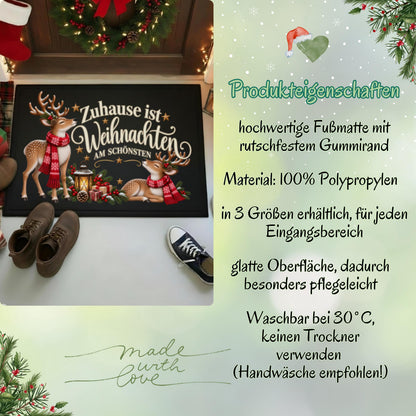 Infografik „Produkteigenschaften“ zur bedruckten Weihnachtsfußmatte mit Rentieren. Links zeigt ein Foto die Matte mit zwei Rentieren mit Schals und dem Spruch „Zuhause ist Weihnachten am schönsten“ vor einer Haustür. Rechts nennt die Grafik 100 % Polypropylen, drei verfügbare Größen und eine glatte, pflegeleichte Oberfläche. Pflegehinweise: bei 30 °C waschbar, Handwäsche empfohlen und keinen Trockner verwenden. Hellgrüne Weihnachtsgestaltung mit Tannenzweigen und „Made with Love“. Rutschfester Gummirand.