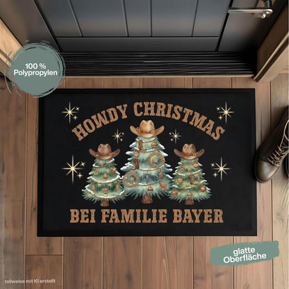 Personalisierte Fußmatte Weihnachten mit verschneiten Weihnachtsbäumen mit Cowboyhüten, Westernschmuck und dem Spruch „Howdy Christmas“. Unter dem Motiv wird die personalisierte Fußmatte mit Namen gestaltet. Die Schmutzfangmatte ist eine ausgefallene Weihnachtsfußmatte und Weihnachtsdeko für die Tür, Haustür und den Eingangsbereich. Die Fußmatte personalisiert besitzt einen rutschfesten Gummirand und eignet sich als persönliche Haustür Fußmatte zur Weihnachtszeit. Material: 100 % Polypropylen.