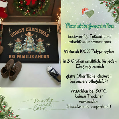 Infografik „Produkteigenschaften“ zur personalisierten Weihnachtsfußmatte „Howdy Christmas“. Links zeigt ein Foto die Matte mit drei Tannenbäumen in Cowboyhüten und Familiennamen vor einer Haustür. Rechts nennt die Grafik 100 % Polypropylen, einen rutschfesten Gummirand, drei verfügbare Größen und eine glatte, pflegeleichte Oberfläche. Pflegehinweise: bei 30 °C waschbar, Handwäsche empfohlen und keinen Trockner verwenden. Hellgrüne Weihnachtsgestaltung mit Tannenzweigen und „Made with Love“.