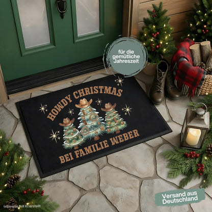Personalisierte Fußmatte Weihnachten mit verschneiten Weihnachtsbäumen mit Cowboyhüten, Westernschmuck und dem Spruch „Howdy Christmas“. Unter dem Motiv wird die personalisierte Fußmatte mit Namen gestaltet. Die Schmutzfangmatte ist eine ausgefallene Weihnachtsfußmatte und Weihnachtsdeko für die Tür, Haustür und den Eingangsbereich. Die Fußmatte personalisiert besitzt einen rutschfesten Gummirand und eignet sich als persönliche Haustür Fußmatte zur Weihnachtszeit. Material: 100 % Polypropylen.