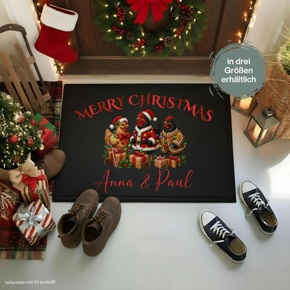 Personalisierte Weihnachtsfußmatte mit geschmückten Hühnern und dem Schriftzug „Merry Christmas“. Die personalisierte Fußmatte mit Namen ist eine weihnachtliche Schmutzfangmatte für Haustür und Eingangsbereich. Merry Christmas Fußmatte für die Adventszeit, passend als Weihnachtsfußmatte, Haustür Fußmatte, Fußmatte Weihnachten, personalisierte Türmatte, Türmatte Weihnachten und winterliche Fußmatte für den Eingang. Eine besondere Weihnachtsdeko für die Tür und Geschenkidee für Hühnerfans. Aus Polypropylen.