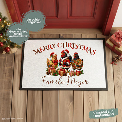 Personalisierte Weihnachtsfußmatte mit geschmückten Hühnern und dem Schriftzug „Merry Christmas“. Die personalisierte Fußmatte mit Namen ist eine weihnachtliche Schmutzfangmatte für Haustür und Eingangsbereich. Merry Christmas Fußmatte für die Adventszeit, passend als Weihnachtsfußmatte, Haustür Fußmatte, Fußmatte Weihnachten, personalisierte Türmatte, Türmatte Weihnachten und winterliche Fußmatte für den Eingang. Eine besondere Weihnachtsdeko für die Tür und Geschenkidee für Hühnerfans. Aus Polypropylen.
