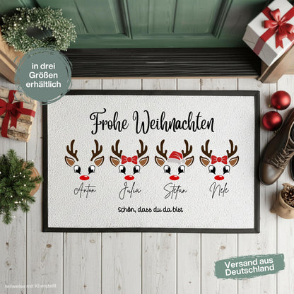 Personalisierte Weihnachtsfußmatte mit mehreren süßen Rentiergesichtern, roten Nasen und dem Schriftzug „Frohe Weihnachten“. Individuelle Fußmatte mit Namen, bei der zwischen Rentier mit Schleife, Rentier mit Weihnachtsmütze und schlichtem Rentier gewählt werden kann. Weihnachtliche Schmutzfangmatte und Haustür Fußmatte für Familien, passend als Fußmatte Weihnachten, Weihnachtsfußmatte, personalisierte Türmatte, Türmatte Weihnachten, Fußmatte Eingang und persönliche Weihnachtsdeko für die Tür.