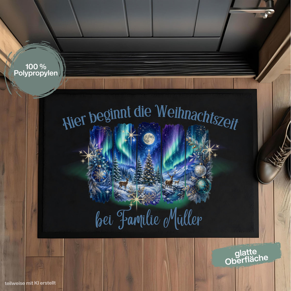 Personalisierte Weihnachtsfußmatte mit leuchtenden Nordlichtern, verschneitem Winterwald, Tannenbäumen, Rentieren, Mond und Weihnachtskugeln sowie dem Spruch „Hier beginnt die Weihnachtszeit“. Winterliche personalisierte Fußmatte mit Namen und Schmutzfangmatte für Haustür und Eingang. Passend als Fußmatte Weihnachten, Weihnachtsfußmatte, Haustür Fußmatte, Fußmatte Winter, personalisierte Türmatte, Türmatte Weihnachten, Fußmatte Eingang und stimmungsvolle Weihnachtsdeko für die Tür. Aus Polypropylen.