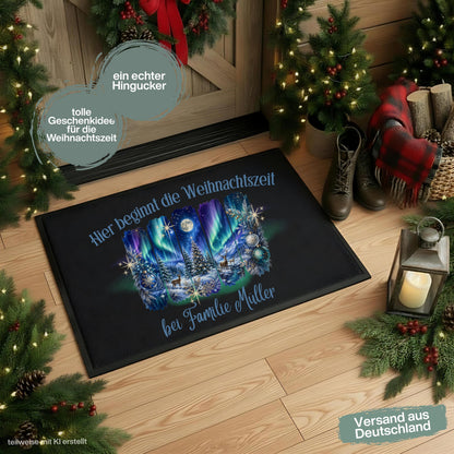 Personalisierte Weihnachtsfußmatte mit leuchtenden Nordlichtern, verschneitem Winterwald, Tannenbäumen, Rentieren, Mond und Weihnachtskugeln sowie dem Spruch „Hier beginnt die Weihnachtszeit“. Winterliche personalisierte Fußmatte mit Namen und Schmutzfangmatte für Haustür und Eingang. Passend als Fußmatte Weihnachten, Weihnachtsfußmatte, Haustür Fußmatte, Fußmatte Winter, personalisierte Türmatte, Türmatte Weihnachten, Fußmatte Eingang und stimmungsvolle Weihnachtsdeko für die Tür. Aus Polypropylen.