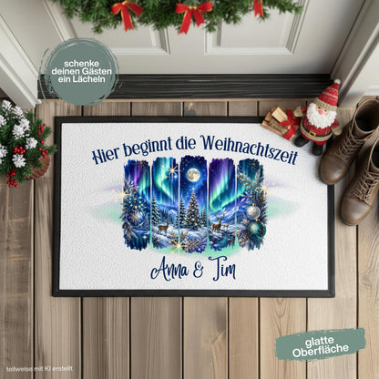 Personalisierte Weihnachtsfußmatte mit leuchtenden Nordlichtern, verschneitem Winterwald, Tannenbäumen, Rentieren, Mond und Weihnachtskugeln sowie dem Spruch „Hier beginnt die Weihnachtszeit“. Winterliche personalisierte Fußmatte mit Namen und Schmutzfangmatte für Haustür und Eingang. Passend als Fußmatte Weihnachten, Weihnachtsfußmatte, Haustür Fußmatte, Fußmatte Winter, personalisierte Türmatte, Türmatte Weihnachten, Fußmatte Eingang und stimmungsvolle Weihnachtsdeko für die Tür. Aus Polypropylen.
