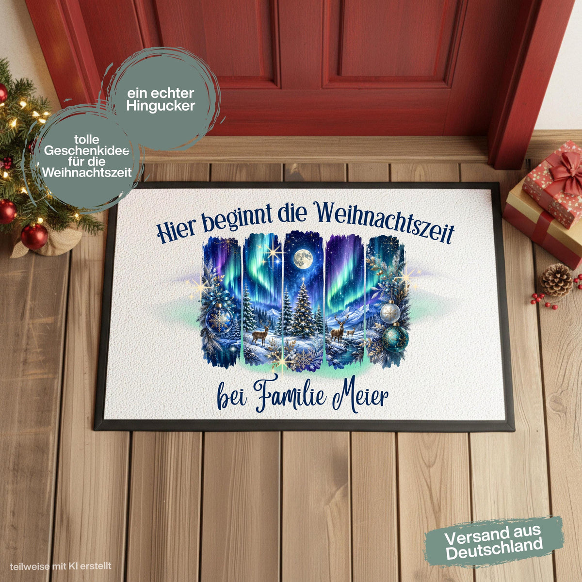 Personalisierte Weihnachtsfußmatte mit leuchtenden Nordlichtern, verschneitem Winterwald, Tannenbäumen, Rentieren, Mond und Weihnachtskugeln sowie dem Spruch „Hier beginnt die Weihnachtszeit“. Winterliche personalisierte Fußmatte mit Namen und Schmutzfangmatte für Haustür und Eingang. Passend als Fußmatte Weihnachten, Weihnachtsfußmatte, Haustür Fußmatte, Fußmatte Winter, personalisierte Türmatte, Türmatte Weihnachten, Fußmatte Eingang und stimmungsvolle Weihnachtsdeko für die Tür. Aus Polypropylen.