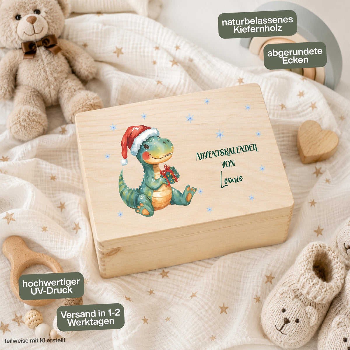 Personalisierter Adventskalender aus Holz für Kinder mit Weihnachts-Dino und Wunschnamen, Adventskiste und Weihnachtskalender zum Befüllen mit 24 Beuteln. Individueller Adventskalender personalisiert mit Namen, Adventskalender Holz, Adventskalender Kiste und wiederverwendbare Weihnachtsdeko für die Adventszeit. Adventskalender zum Befüllen als Holzkiste wahlweise einzeln oder im Set mit 24 Jutebeuteln und Holzzahlen, personalisierte Geschenkidee für Kinder zu Weihnachten. Maße: ca. 29,4 × 19,4 × 13,2 cm.