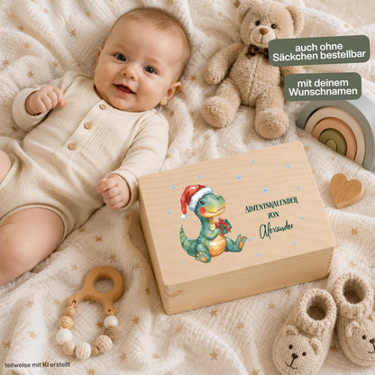 Personalisierter Adventskalender aus Holz für Kinder mit Weihnachts-Dino und Wunschnamen, Adventskiste und Weihnachtskalender zum Befüllen mit 24 Beuteln. Individueller Adventskalender personalisiert mit Namen, Adventskalender Holz, Adventskalender Kiste und wiederverwendbare Weihnachtsdeko für die Adventszeit. Adventskalender zum Befüllen als Holzkiste wahlweise einzeln oder im Set mit 24 Jutebeuteln und Holzzahlen, personalisierte Geschenkidee für Kinder zu Weihnachten. Maße: ca. 29,4 × 19,4 × 13,2 cm.