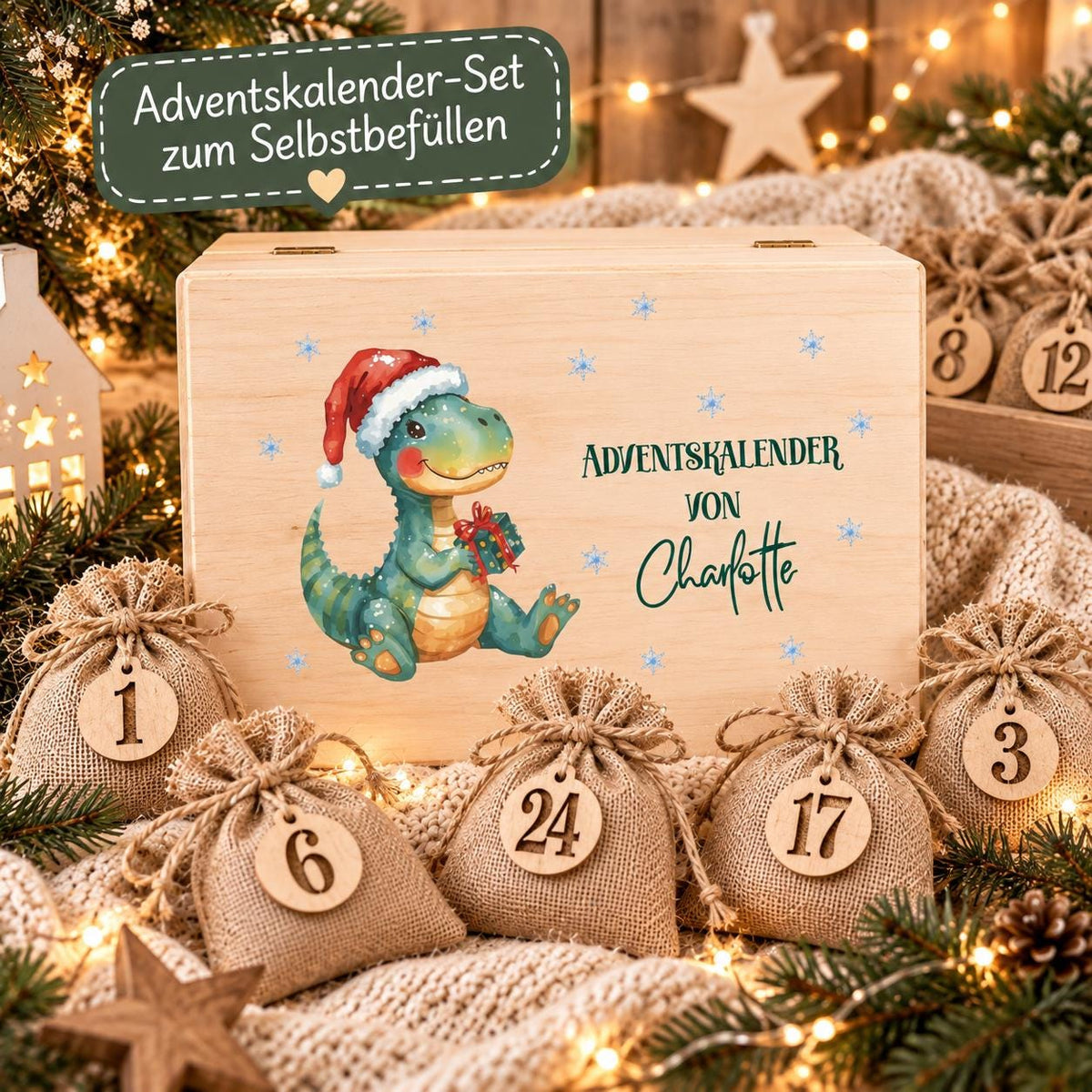 Personalisierter Adventskalender aus Holz für Kinder mit Weihnachts-Dino und Wunschnamen, Adventskiste und Weihnachtskalender zum Befüllen mit 24 Beuteln. Individueller Adventskalender personalisiert mit Namen, Adventskalender Holz, Adventskalender Kiste und wiederverwendbare Weihnachtsdeko für die Adventszeit. Adventskalender zum Befüllen als Holzkiste wahlweise einzeln oder im Set mit 24 Jutebeuteln und Holzzahlen, personalisierte Geschenkidee für Kinder zu Weihnachten. Maße: ca. 29,4 × 19,4 × 13,2 cm.