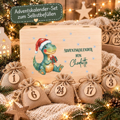 Personalisierter Adventskalender aus Holz für Kinder mit Weihnachts-Dino und Wunschnamen, Adventskiste und Weihnachtskalender zum Befüllen mit 24 Beuteln. Individueller Adventskalender personalisiert mit Namen, Adventskalender Holz, Adventskalender Kiste und wiederverwendbare Weihnachtsdeko für die Adventszeit. Adventskalender zum Befüllen als Holzkiste wahlweise einzeln oder im Set mit 24 Jutebeuteln und Holzzahlen, personalisierte Geschenkidee für Kinder zu Weihnachten. Maße: ca. 29,4 × 19,4 × 13,2 cm.