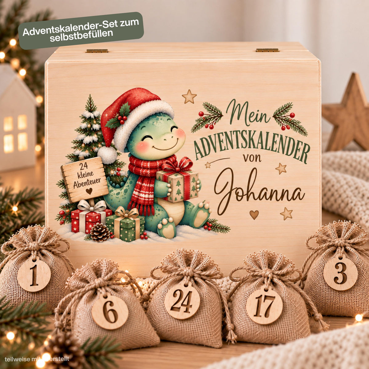 Personalisierter Adventskalender aus Holz für Kinder mit süßem Weihnachts-Dino und Wunschnamen Johanna. Die Adventskiste kann als Adventskalender zum Befüllen mit 24 Jutesäckchen und Holzzahlen bestellt werden und jedes Jahr wiederverwendet werden. Individueller Adventskalender personalisiert mit Namen, Adventskalender Holz, Adventskalender Kiste, Adventskiste personalisiert und Weihnachtskalender für Kinder – eine besondere Weihnachtsdeko und schöne Tradition für die Adventszeit. Aus Kiefernholz.