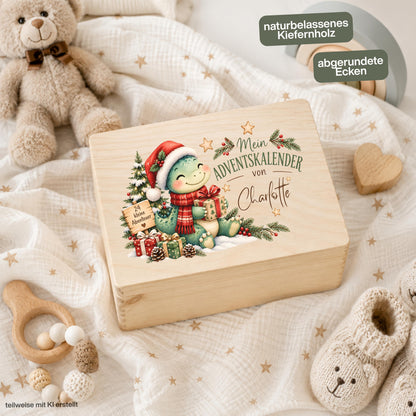 Adventskalender zum Befüllen für Kinder als personalisierte Holzkiste mit Weihnachts-Dino, Namen und 24 kleinen Überraschungen im Advent. Das komplette Adventskalender-Set besteht aus Adventskiste, 24 Jutesäckchen und Holzzahlen von 1 bis 24 und lässt sich individuell selbst befüllen. Personalisierter Adventskalender aus Holz, Adventskalender Beutel, Adventskalender Box, Adventskiste Kinder und Weihnachtskalender mit Namen für eine wiederverwendbare und persönliche Adventstradition. Aus Kiefernholz.