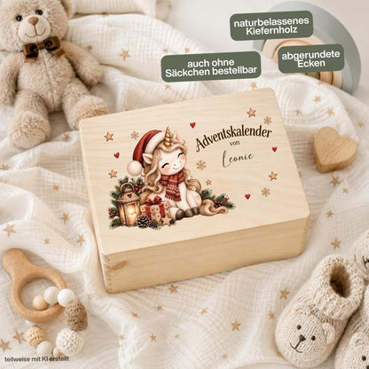 Adventskiste personalisiert mit Namen und Einhorn als wiederverwendbarer Adventskalender für Kinder. Der Adventskalender aus Holz kann als einzelne personalisierte Holzkiste oder als komplettes Set mit 24 Jutebeuteln und Holzzahlen bestellt werden. Persönlicher Weihnachtskalender mit Namen, Adventskalender Holz, Adventskalender Kiste, Adventskalender zum Befüllen und Einhorn Adventskalender für Kinder – eine zauberhafte Weihnachtsdeko und schöne Adventstradition für Einhorn-Fans. Aus Kiefernholz.