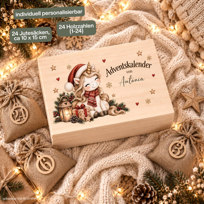 Adventskiste personalisiert mit Namen und Einhorn als wiederverwendbarer Adventskalender für Kinder. Der Adventskalender aus Holz kann als einzelne personalisierte Holzkiste oder als komplettes Set mit 24 Jutebeuteln und Holzzahlen bestellt werden. Persönlicher Weihnachtskalender mit Namen, Adventskalender Holz, Adventskalender Kiste, Adventskalender zum Befüllen und Einhorn Adventskalender für Kinder – eine zauberhafte Weihnachtsdeko und schöne Adventstradition für Einhorn-Fans. Aus Kiefernholz.