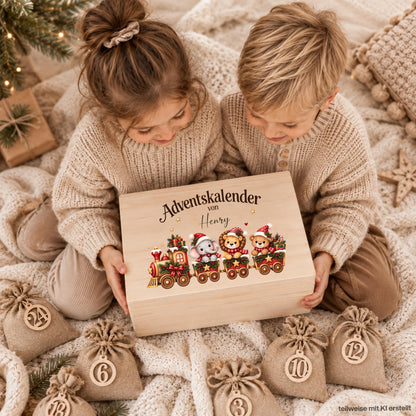 Personalisierter Adventskalender aus Holz für Kinder mit weihnachtlichem Tierzug aus Elefant, Löwe und Bär sowie Wunschnamen Charlotte. Die Adventskiste ist wahlweise einzeln oder als Adventskalender zum Befüllen mit 24 Jutesäckchen und Holzzahlen erhältlich. Wiederverwendbarer Adventskalender personalisiert mit Namen, Adventskalender Holz, Adventskalender Kiste, Adventskiste personalisiert und Weihnachtskalender für Kinder – eine persönliche Adventstradition für kleine Zug- und Tierfans. Aus Kiefernholz.