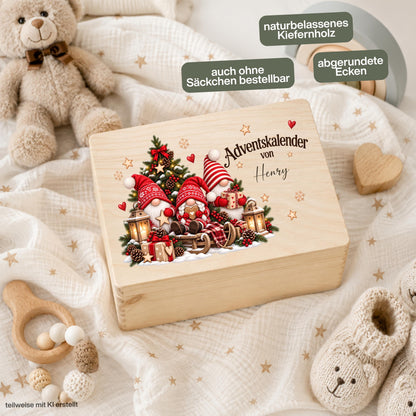 Adventskiste personalisiert mit Namen und weihnachtlichem Wichtel-Motiv als wiederverwendbarer Adventskalender für Kinder. Der Adventskalender aus Holz kann als einzelne personalisierte Holzkiste oder als komplettes Set mit 24 Jutebeuteln und 24 Holzzahlen bestellt werden. Adventskalender Holz, Adventskalender Kiste, Adventskalender zum Befüllen, Weihnachtskalender mit Namen und Wichtel Adventskalender für Kinder – individuell befüllbar und jedes Jahr wiederverwendbar. Maße: ca. 29,4 × 19,4 × 13,2 cm.