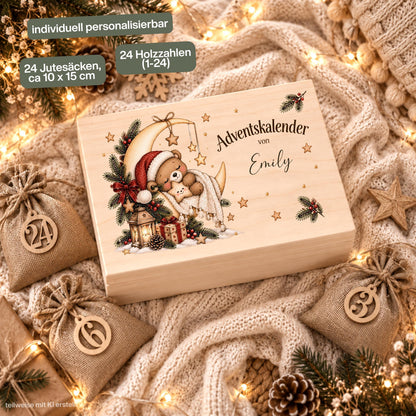 Adventskalender zum Befüllen für Kinder als personalisierte Holzkiste mit Teddy, Mond, Sternen und Wunschnamen. Das komplette Adventskalender-Set enthält die Adventskiste aus Holz, 24 Jutesäckchen und 24 Holzzahlen von 1 bis 24 zum individuellen Selbstbefüllen. Personalisierter Adventskalender, Adventskalender Beutel, Adventskalender Box, Adventskiste Kinder und Weihnachtskalender mit Namen als wiederverwendbare Weihnachtsdeko für eine gemütliche und persönliche Adventszeit. Maße: ca. 29,4 × 19,4 × 13,2 cm.
