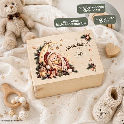 Adventskiste personalisiert mit Namen und schlafendem Häschen als wiederverwendbarer Adventskalender für Kinder. Der Adventskalender aus Holz kann als einzelne personalisierte Holzkiste oder als komplettes Set mit 24 Jutebeuteln und 24 Holzzahlen bestellt werden. Adventskalender Holz, Adventskalender Kiste, Adventskalender zum Befüllen, Weihnachtskalender mit Namen und Hase Adventskalender für Kinder – individuell befüllbar und als persönliche Weihnachtstradition jedes Jahr wiederverwendbar. UV-Druck.