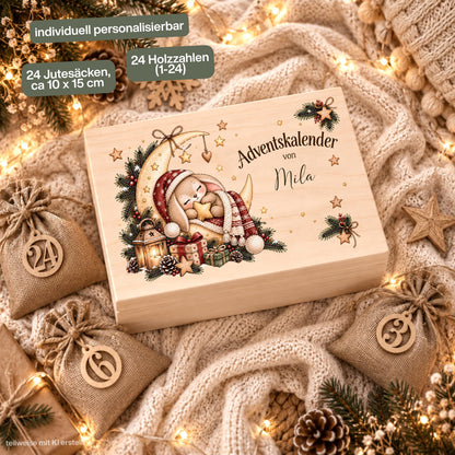 Personalisierter Adventskalender aus Holz für Kinder mit schlafendem Weihnachts-Häschen auf einer Mondsichel und Wunschnamen Sophia. Die Adventskiste ist wahlweise einzeln oder als Adventskalender zum Befüllen mit 24 Jutesäckchen und Holzzahlen erhältlich. Wiederverwendbarer Adventskalender personalisiert mit Namen, Adventskalender Holz, Adventskalender Kiste, Adventskiste personalisiert und Weihnachtskalender für Kinder – ein Motiv für kleine Träumer und eine persönliche Adventstradition. Aus Kiefernholz.
